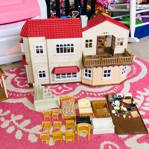 Calico critters home with accessories, families.